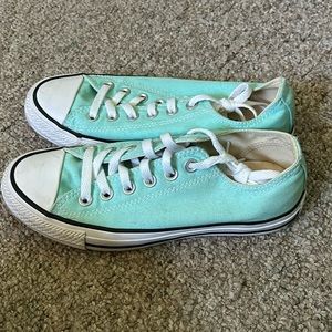 teal low rise converse. never worn.